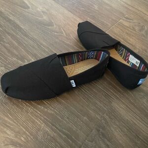 Toms size 7 women’s shoe- New